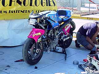 修理中の Britten