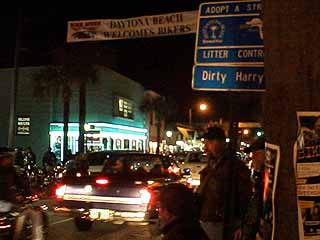 夜のメインストリート