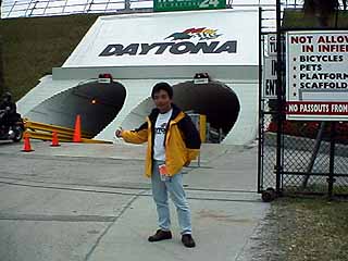 International Speedway のインフィールドへ入るトンネル