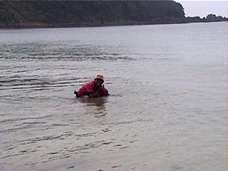 水中から撃とうとするお茶目な吉角さん